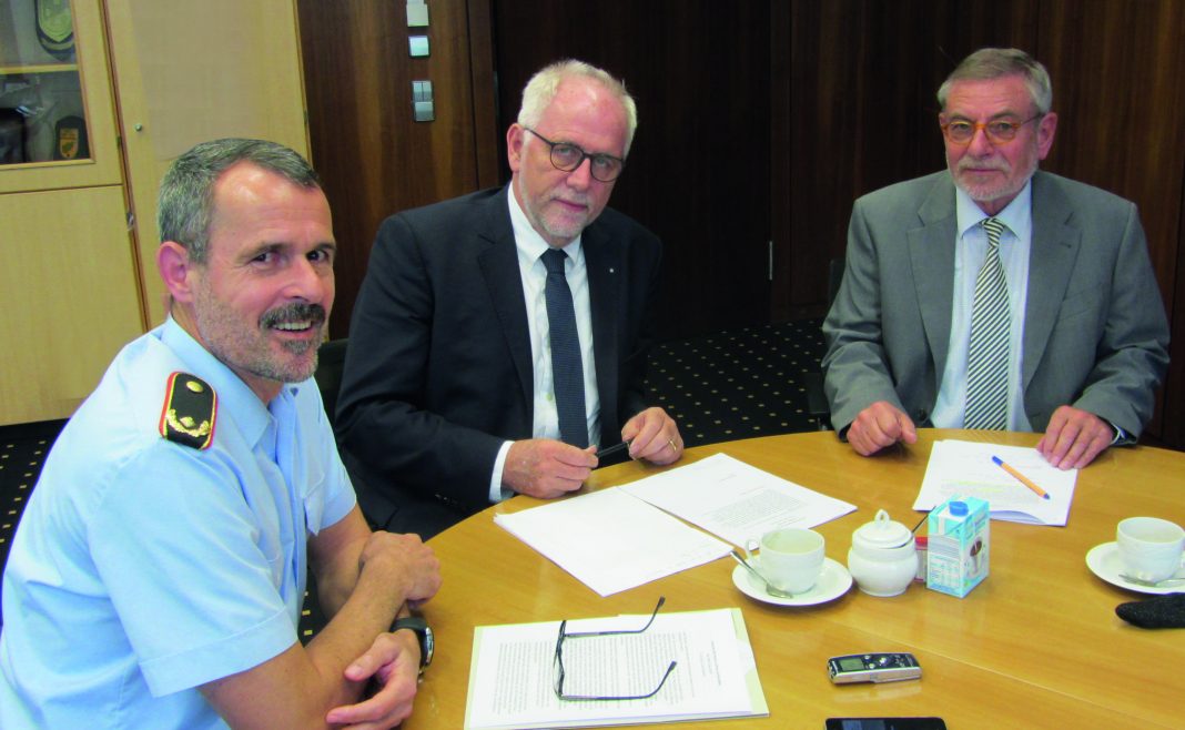 Der inzwischen zum Generalmajor beförderte Vizepräsident des BAAINBw, Gert Nultsch im Gespräch mit dem Chefredakteur der ES&T, Rolf Clement, undOberst a.D. Michael Horst