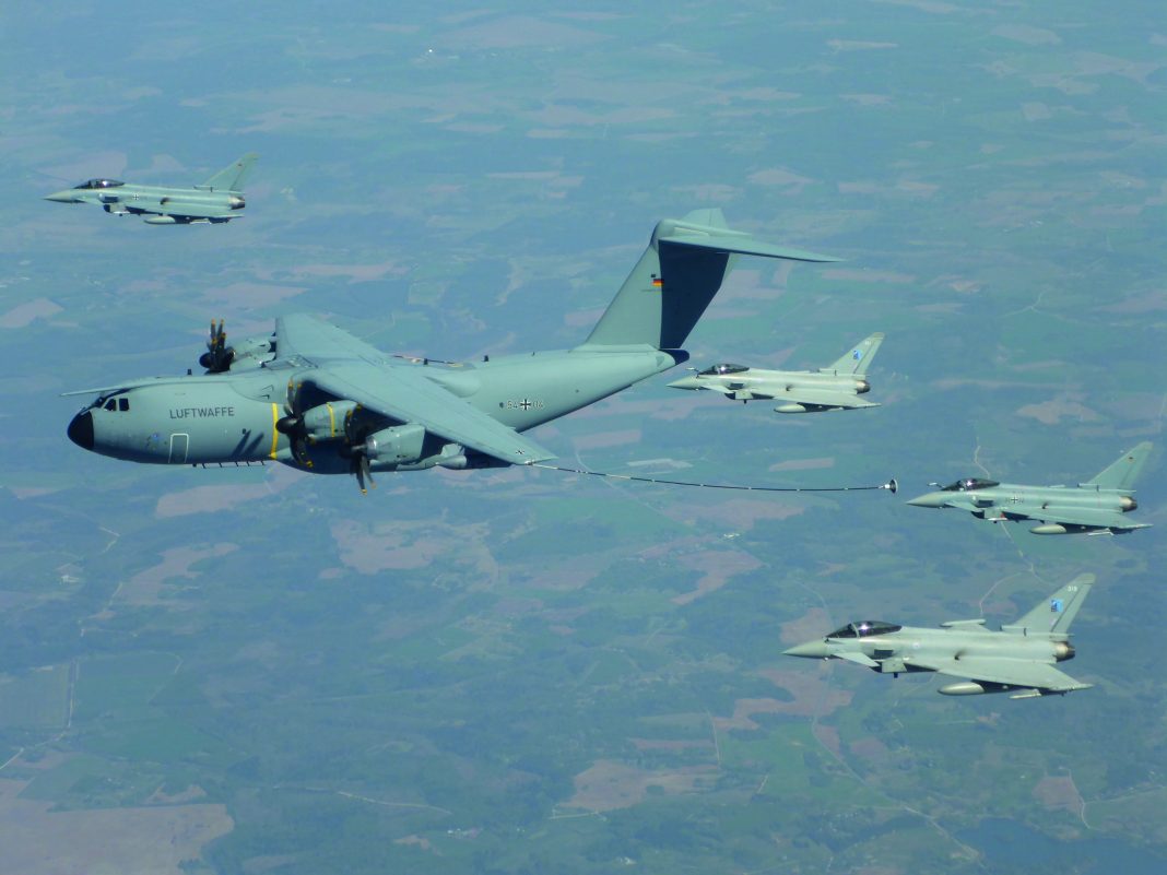 Gemeinsames Tankmanöver der Luftwaffe und der Royal Air Force mit einer A400M im Rahmen der Verstärkung Air Policing Baltikum