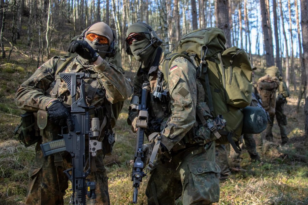 Fernspäher mit Rucksacksystem 110 Liter der Bundeswehr
