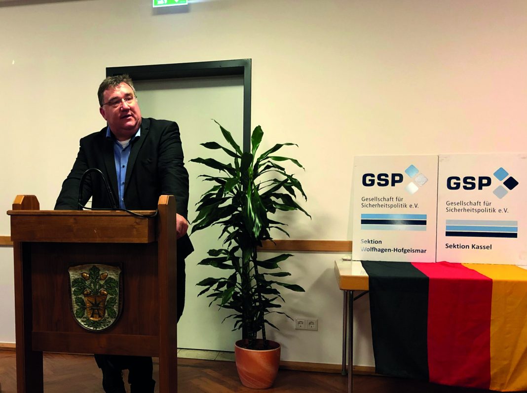 Der Referent, Mark Weinmeister, Staatssekretär für Europaangelegenheiten der Hessischen Landesregierung, bei seinem Vortrag