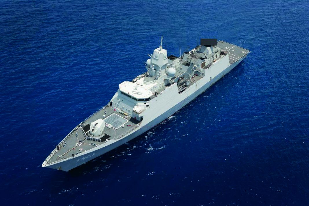 Neuere Beispiele für die gute Zusammenarbeit zwischen Deutschland und den Niederlanden im Bereich des Schiffbaus sind die deutschen Fre- gatten F124 und sogar die niederländischen LCF (Luchtverdedigings- en commandofregat)