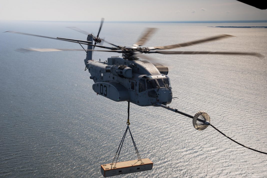 CH-53k mit Außenlast bei AAR_NAVAIR
