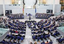 In zwei Sondersitzungen am 13. und 18. März befasst sich der Deutsche Bundestag mit den Grundgesetzänderungen für die Finanzierungsvorschläge von CDU/CSU und SPD.