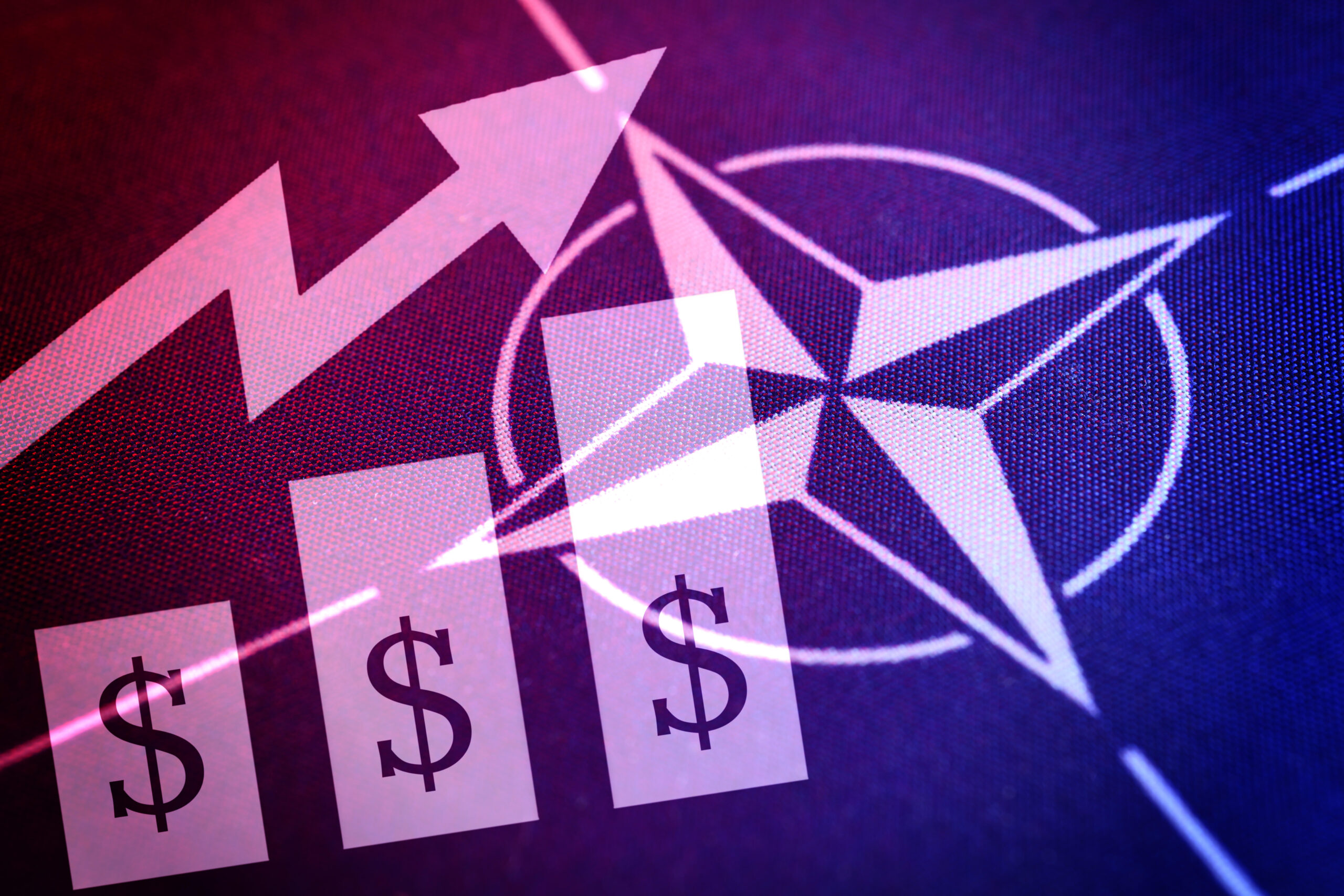 NATO-Fahne mit steigendem Balkendiagramm, Symbolfoto für steigende Verteidigungsausgaben, Fotomontage