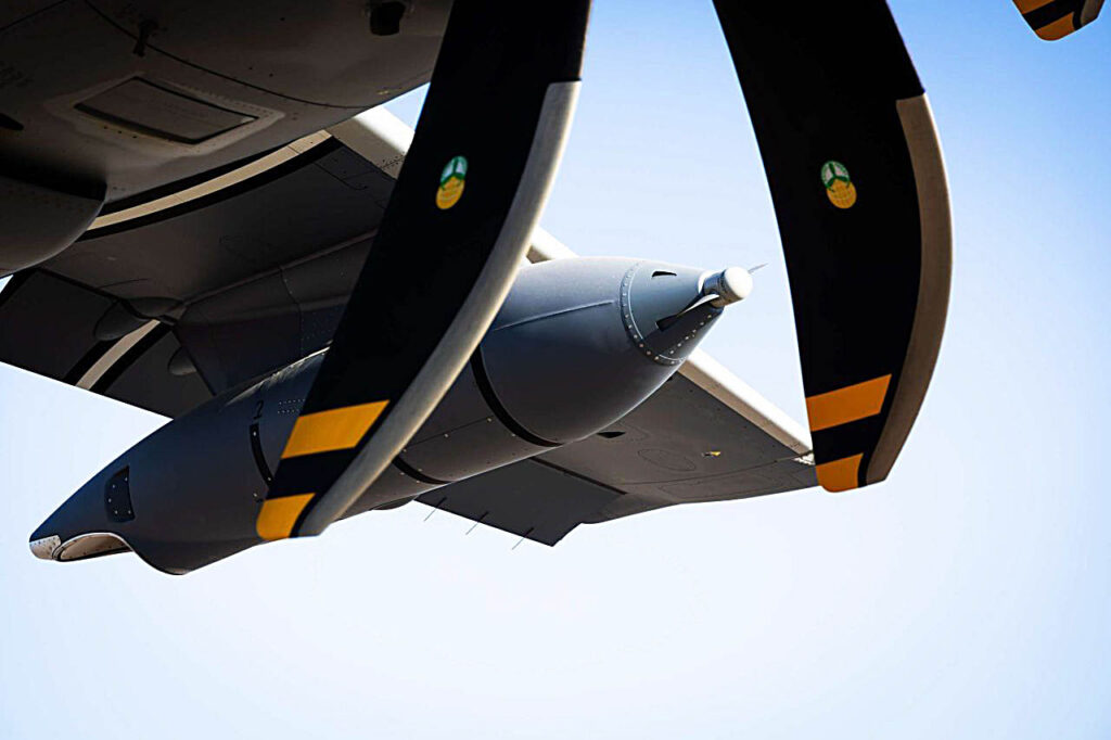 Flexible Sonden- und Drogue-Pods unter jedem Halbflügel kennzeichnen die besondere Konfiguration dieser Maschine als Tankflugzeug. (Foto: Airbus Defence and Space) 