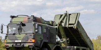 Die Wechselladersysteme von Rheinmetall bestehen aus dem Trägerfahrzeug 8x8-HX2 , dem Hakenladegerät von Hiab und der Wechselladerpritsche (Foto: RMMV)
