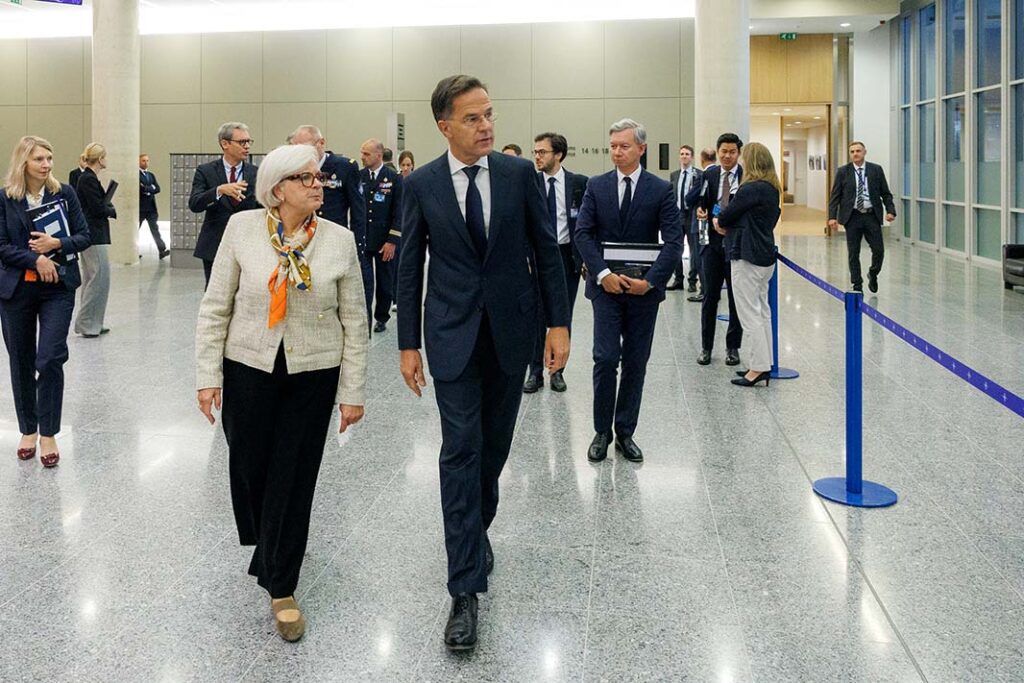 Die neue französische Verteidigungsministerin im Gespräch mit NATO-GS Mark Rutte während der NATO-VM-Tagung 15.10.2025 [Foto: https://www.nato.int/cps/en/natohq/photos_238602.html]