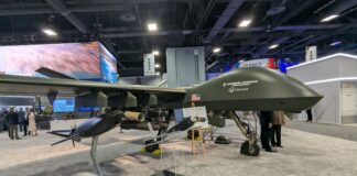 Ein Modell des Gray Eagle STOL UAV, das auf der AUSA 2025 vorgestellt wurde. Das Flugzeug wird gemeinsam von GA-ASI und Hanwha Aerospace entwickelt und soll 2027 seinen Erstflug absolvieren. . [Foto © P Felstead]