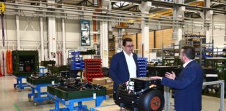 Daniel Zeitler (li.) und Martin Eisenschmid zeigen das Bedienpanel und das Herz der Stromerzeuger [Fotos: VINCORION]