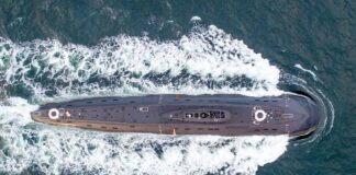 In dieser Draufsicht eines U-Bootes des Projekts 636.3, hier der „Rostov na Doniu“, wird ersichtlich, dass Antrieb und Ruderanlage unter Wasser weiter reichen als die über Wasser sichtbare Silhouette eines Kilo-U-Bootes. (Foto © Michael Nitz)