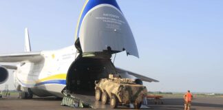 Eine Antonov fliegt im Rahmen von SALIS mehrere Container und Transportkisten &ndash; und einen Radpanzer Fuchs &ndash; aus dem Einsatz in Mali zur&uuml;ck nach Deutschland. Nun wurde in der N&auml;he einer solchen Antonov in Leipzig eine verd&auml;chtige Drohne gefunden. (Foto: Bundeswehr/Sebastian Nothing)